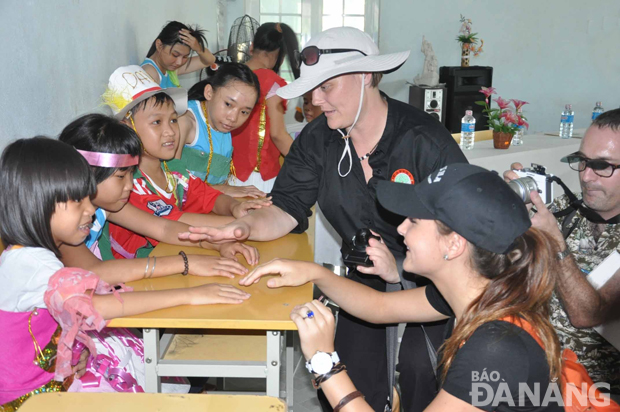 Local AO-affected children and volunteers from an international organisation