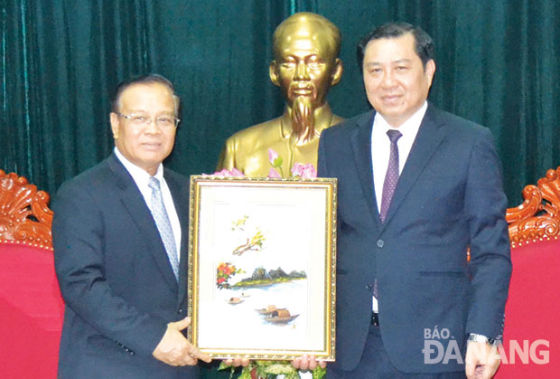 Chủ tịch UBND thành phố Huỳnh Đức Thơ tặng quà lưu niệm cho Phó Thủ tướng, Bộ trưởng Bộ Tài chính CHDCND Lào Somdy Douangdy.  Ảnh: Đoàn Lương