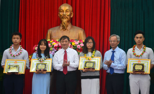 Phó Chủ tịch UBND thành phố Đặng Việt Dũng trao thưởng cho các em đạt giải thưởng khuyến tài Huỳnh Thúc Kháng năm học 2015 - 2016