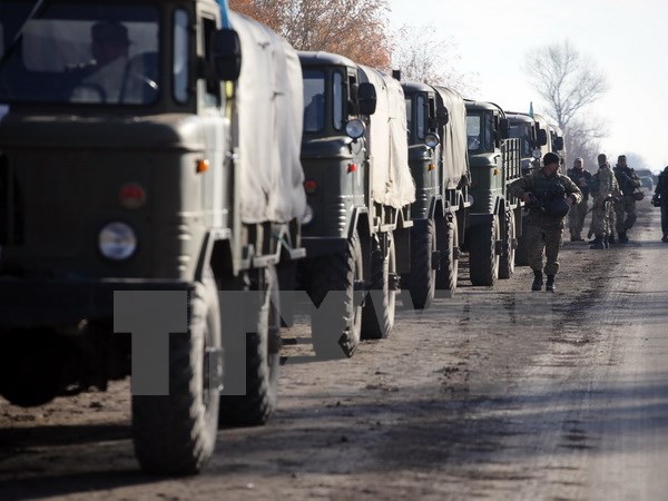  Xe quân sự Ukraine chở súng cối tự động 'Vasilyok' 85mm rời làng Peski. (Nguồn: AFP/TTXVN) 