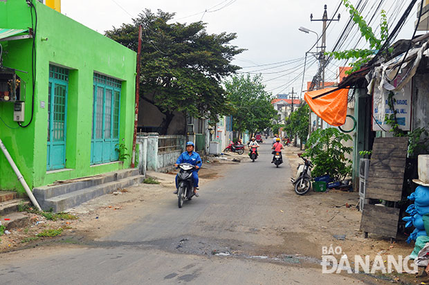 Đường Lê Văn Thứ (đoạn từ đường Phó Đức Chính đến đường Hồ Nghinh) là một trong những công trình được đầu tư xây dựng trong những tháng cuối năm 2016.                       Ảnh: THÀNH LÂN