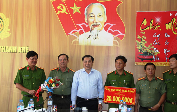 Chairman Tho (third left) with Thanh Khe District police officials