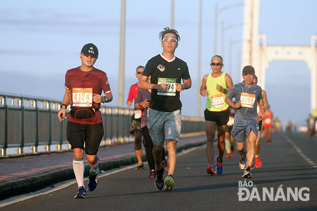 Runners crossing Thuan Phuoc Bridge