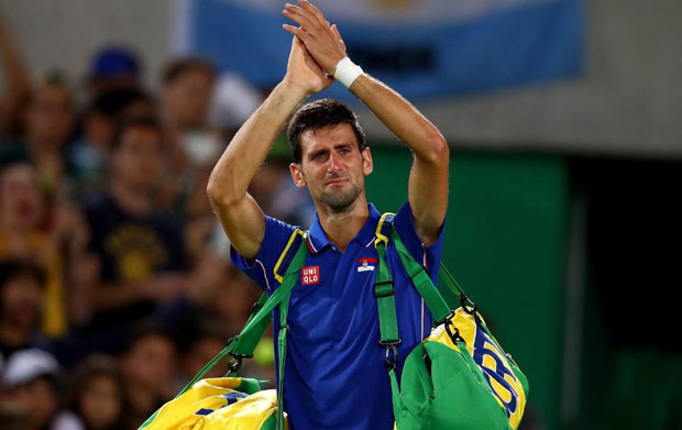 Djokovic đã bật khóc khi rời sân quần vợt trung tâm sau trận thua sốc trước Del Potro.  Ảnh: CLIVE BRUNSKILL