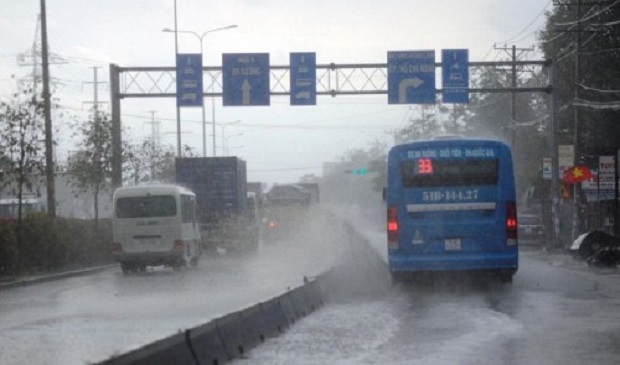 Vehicles steer through waves created by rain in Thu Duc District, Ho Chi Minh City. Tuoi Tre