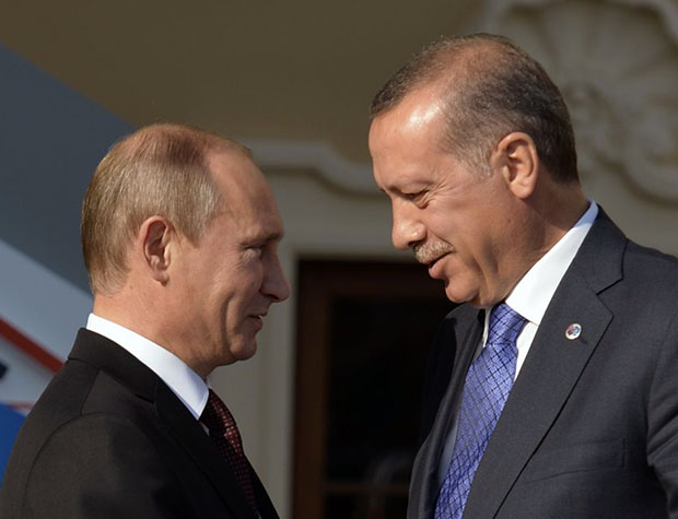 Tổng thống Thổ Nhĩ Kỳ Erdogan (phải) đến thành phố Saint Petersburg và gặp gỡ Tổng thống Nga Vladimir Putin. 	                                		         Ảnh: AFP