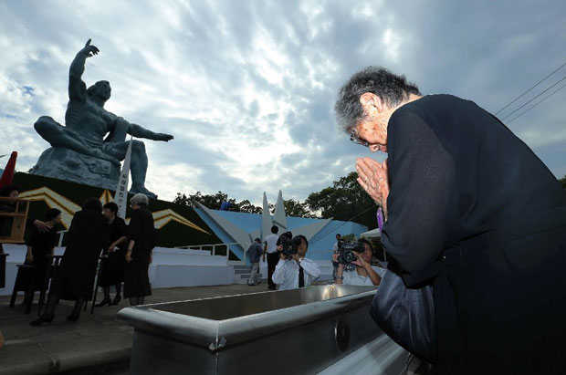 Người dân Nhật Bản tưởng niệm các nạn nhân tại Công viên Tưởng niệm Hòa bình ở Nagasaki.                                 Ảnh: AFP