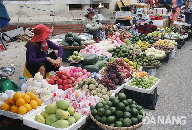  Fruit stalls at the Hoa Cuong Wholesale Market