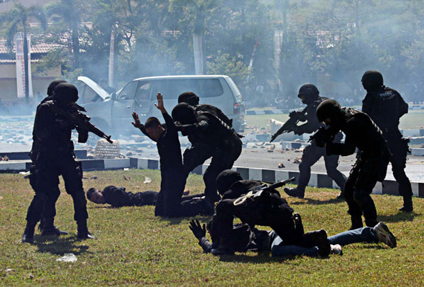 Cảnh sát Indonesia diễn tập chống khủng bố tại Surabaya, Đông Java. 			                         Ảnh: Jakarta Post