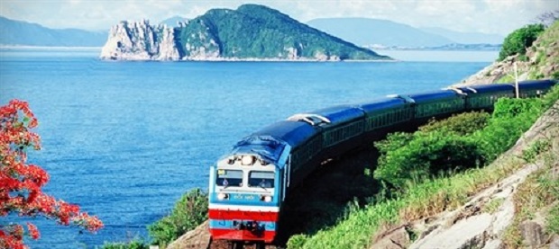 Stunning views: The Heritage Path tourist railway carriage offers tours to discover world heritage sites in central Viet Nam (Source: baomoi.com)