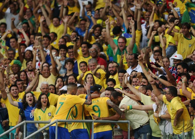 Các cầu thủ Brazil và CĐV ăn mừng bàn thắng vào lưới Đan Mạch. Ảnh: REUTERS