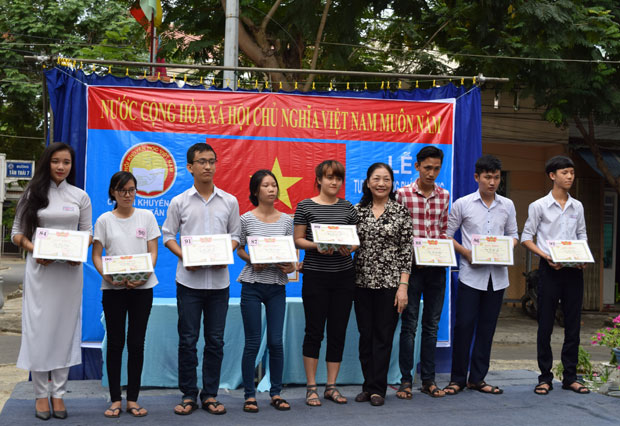 Bà Nguyễn Thị Sửu, Chủ tịch Hội Khuyến học Sơn Trà trao quà cho các  học sinh giỏi năm học 2015-2016 của khu dân cư Tân An