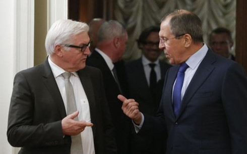 Ngoại trưởng Nga Sergei Lavrov và người đồng cấp Đức Frank-Walter Steinmeier. (Ảnh: Reuters)