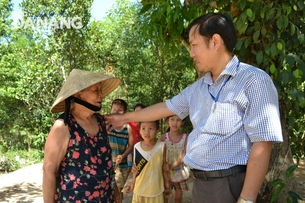 Ngoài giờ làm việc trong tuần, Chủ tịch UBND xã Hòa Nhơn Nguyễn Tấn Phát dành riêng sáng chủ nhật để đi cơ sở nắm tình hình. 					          Ảnh: VIỆT DŨNG