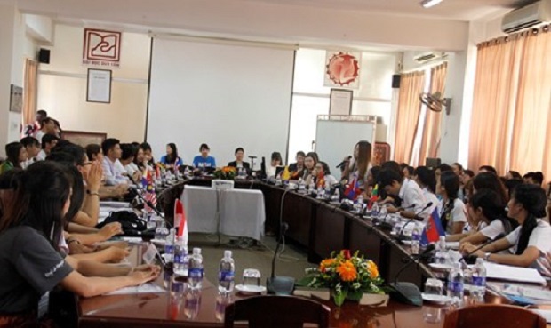 Students attend the conference (Source: tienphong.vn)