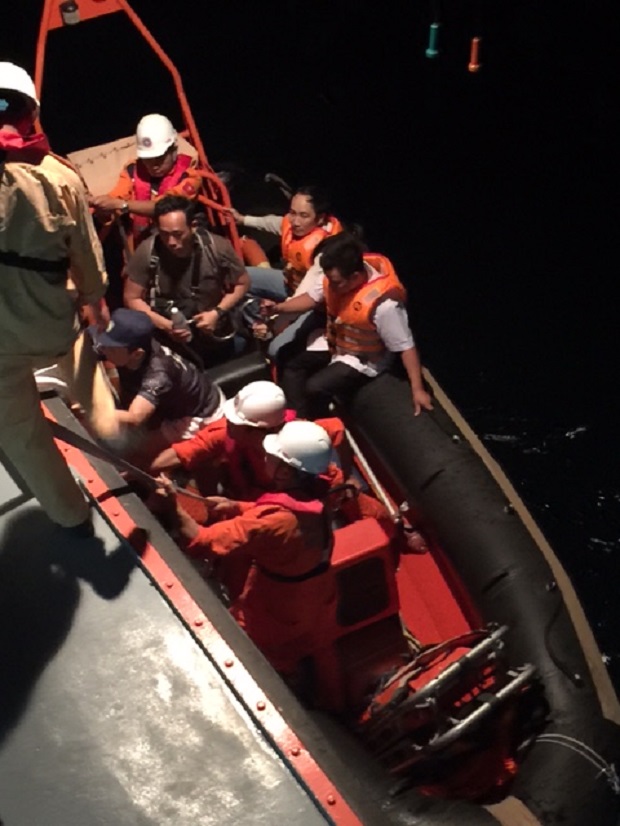 The rescuers at the scene preparing to bring the sick crewman back to Da Nang (Photo: Internet)