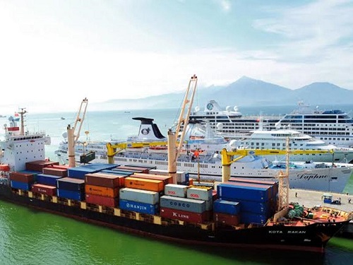 A container ship docked next to 2 cruise ships at Tien Sa Port (Photo: Internet)