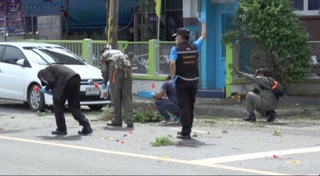 Police check the scene after two bomb blasts in the southern province of Surat Thani, Thailand in this still image from video August 12, 2016 (Photo: REUTERS/VNA)