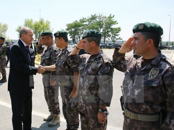 Tổng thống Thổ Nhĩ Kỳ Recep Tayyip Erdogan (trái) thăm cơ quan cảnh sát đặc nhiệm ở Ankara ngày 29/7. (Nguồn: EPA/TTXVN)