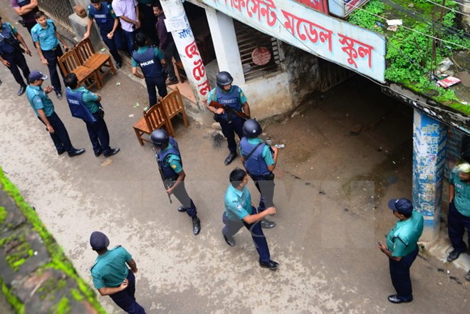 Cảnh sát Bangladesh làm nhiệm vụ trong chiến dịch chống khủng bố ở Dhaka ngày 26/7. (Nguồn: AFP/TTXVN)