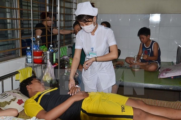 A dengue fever patient is being treated at the Lien Chieu district medical centre, Da Nang city (Source: VNA)