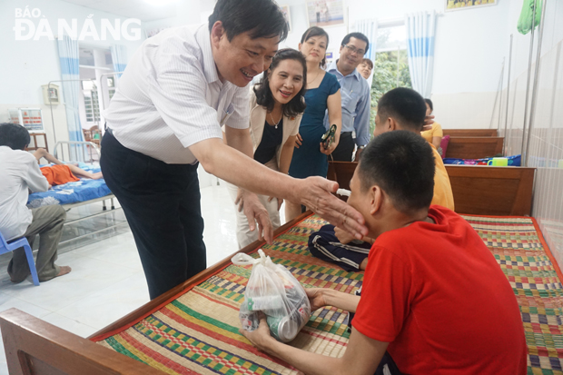  Vice Chairman Dung (left) visiting children at Shelter No 3 of the city’s Care Centre for AO Victims and Disadvantaged Children in Hoa Vang District