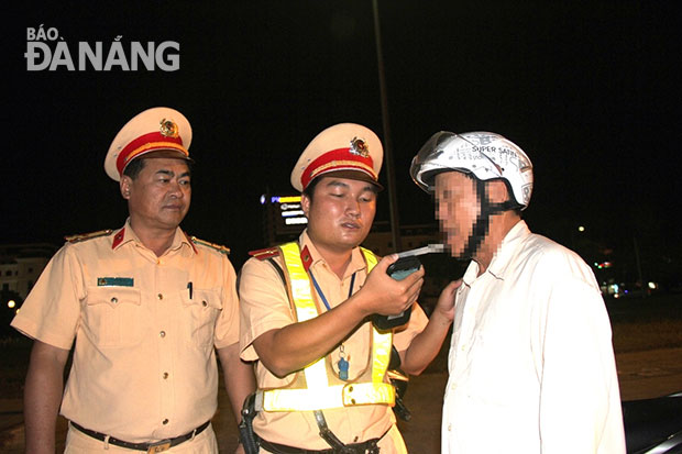 Thượng tá Lê Văn Lực, Phó phòng CSGT kiểm tra công tác đo nồng độ cồn. 	           Ảnh: Ngọc Phú