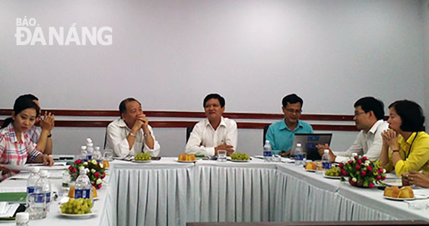 Phó Chủ tịch HĐND thành phố Nguyễn Nho Trung kiểm tra dân chủ cơ sở tại Trung tâm Phát triển hạ tầng công nghệ thông tin.     Ảnh: Q.K