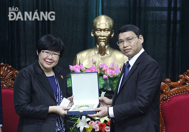 Phó Chủ tịch UBND thành phố Hồ Kỳ Minh tặng quà lưu niệm cho bà Pitunun Samanvorawong. 	             Ảnh: QUỐC KHẢI