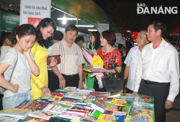 Phó Chủ tịch UBND thành phố Đặng Việt Dũng cùng lãnh đạo quận Sơn Trà tham quan, trao đổi với đại diện nhà sách Green & Brown về công tác phát hành sách, xây dựng văn hóa đọc.