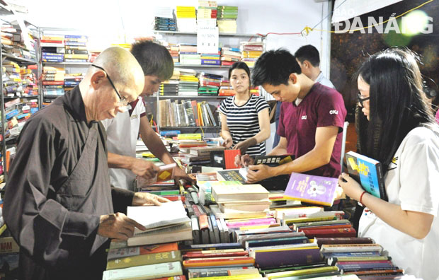 Gian hàng sách cũ tại Tuần lễ sách quận Sơn Trà thu hút nhiều người với mọi thành phần, lứa tuổi đến đọc sách và mua sách.
