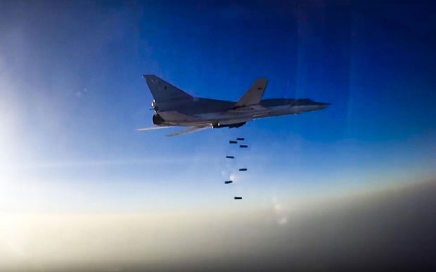 Máy bay ném bom tầm xa Tupolev Tu-22M3 của Nga xuất phát từ Iran tham gia không kích tại Syria. 				                   Ảnh: Reuters