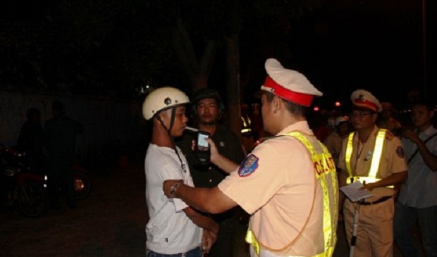 A drunk driver breathes into the breathalyzer in Da Nang City, located in central Vietnam, on August 16, 2016. Tuoi Tre