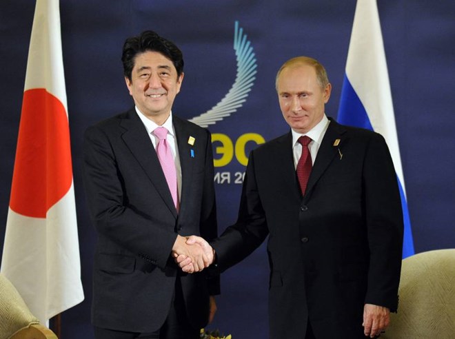 Tổng thống Nga Putin và Thủ tướng Nhật Bản Shinzo Abe trong một cuộc gặp tại Bali, Indonesia. (Nguồn: AP) 