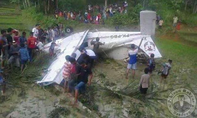 Local residents try to salvage the aircraft (Photo: pikiran-rakyat)