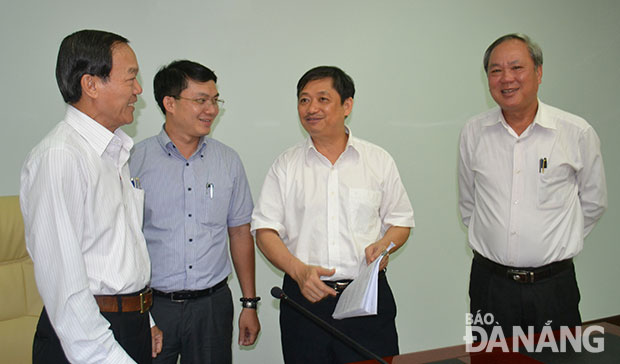   Vice Chairman Dung (second right) speaking to representatives from the city’s authorities on the sidelines of the meeting