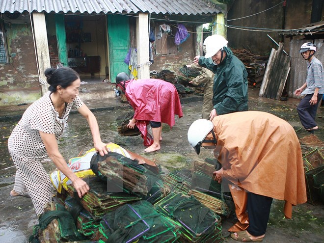 Người dân Hải Phòng di dời đi tránh bão khỏi khu vực nguy hiểm. (Lâm Khánh/TTXVN)