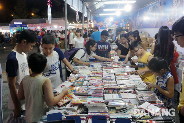 Tuần lễ Sách Sơn Trà thu hút đông đảo độc giả quan tâm.