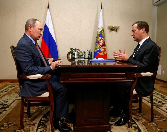 Tổng thống Nga Vladimir Putin (trái) và thủ tướng Minister Dmitry Medvedev trong cuộc họp tại Crimea. Ảnh: Reuters