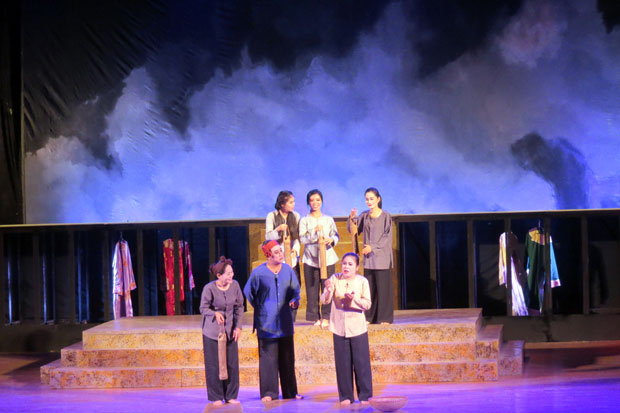 Một cảnh trong vở “Như những tượng đài” – vở diễn mở màn Cuộc thi nghệ thuật sân khấu Tuồng và Dân ca kịch chuyên nghiệp toàn quốc tối 20-8.