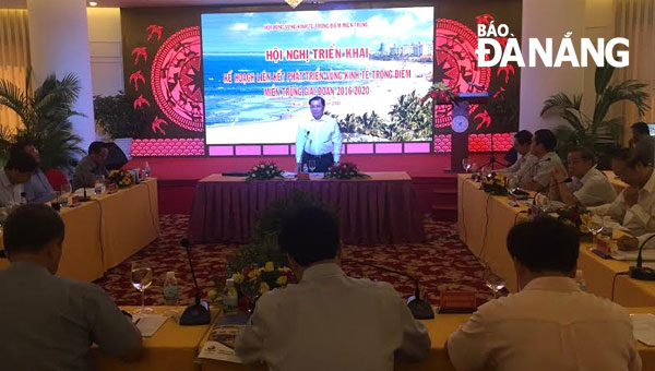 Chủ tịch UBND thành phố Đà Nẵng Huỳnh Đức Thơ - Chủ tịch Hội đồng vùng kinh tế trọng điểm miền Trung giai đoạn 2015-2016 phát biểu tại hội nghị. 