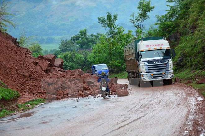 Đất đá bị sạt lở trên tuyến đường Quốc lộ 6 đoạn qua huyện Yên Châu tỉnh Sơn La. (Ảnh: Mai Công Luật/TTXVN)