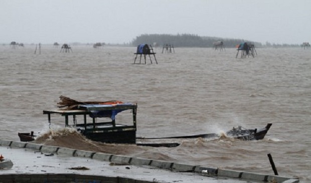 Rough seas are seen during the storm in Nam Dinh Province, located in northern Vietnam, on August 19, 2016. Tuoi Tre