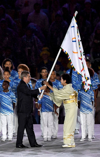 Bà Yuriko Koike, Thị trưởng thành phố Tokyo nhận cờ Olympic.