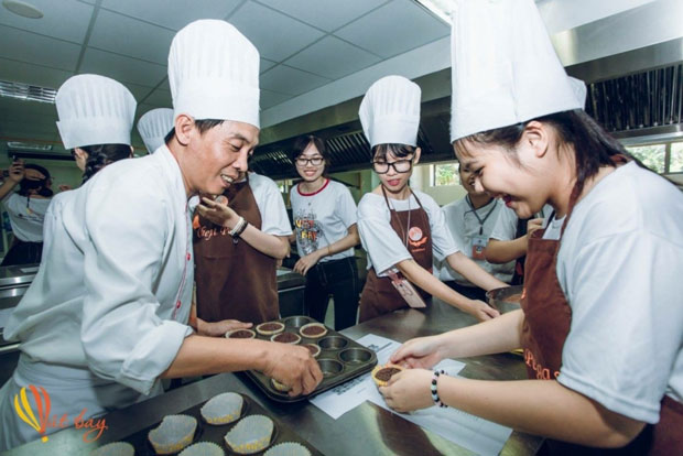 Vut Bay project’s participants experiencing cake-making 