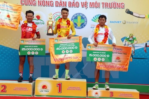 Tran Nguyen Duy Nhan of the 7 Military Zone won the yellow jersey of the first stage (Photo: VNA)