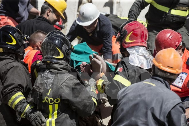 Lực lượng cứu hộ chuyển một nạn nhân bị mắc kẹt trong đống đổ nát sau động đất ở Accumoli ngày 24/8. (Nguồn: EPA/TTXVN)