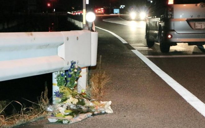 Đặt hoa tại hiện trường vụ tai nạn. (Nguồn: Reuters)