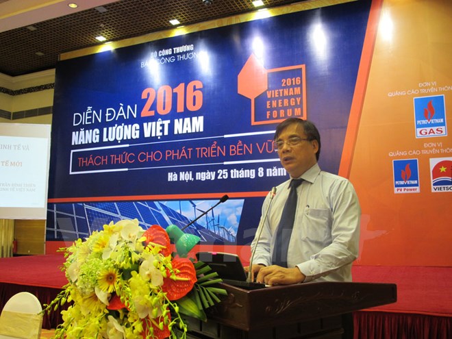 Tiến sỹ Trần Đình Thiên đang chia sẻ ý kiến tại Diễn đàn năng lượng Việt Nam 2016. (Ảnh: Đức Duy/Vietnam+)