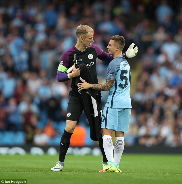 Thủ thành Joe Hart (trái) cùng đồng đội chia vui sau trận thắng Steaua Bucharest. Ảnh: DAILY MAIL